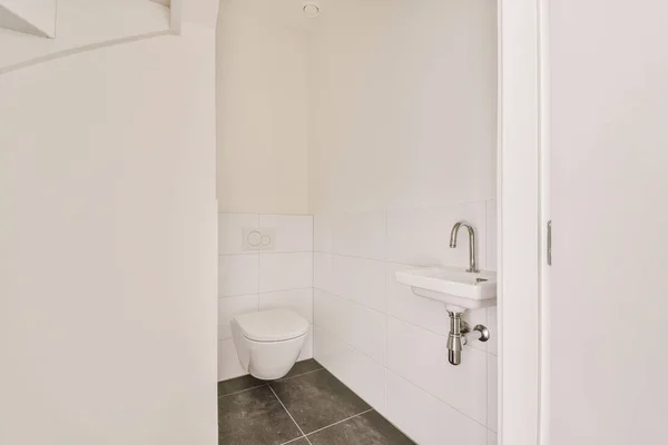 Interior Baño Estrecho Con Lavabo Pared Colgado Inodoro Con Paredes — Foto de Stock