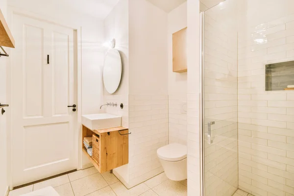 Moderní Design Interiéru Bílé Koupelny Otevřenou Vanou Sprchovým Koutem Odděleným — Stock fotografie