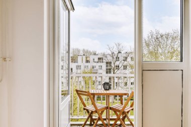 Eski tuğlalı binaların ve bisikletli arabaların ön manzarası küçük balkondan tırabzanlara kadar uzanıyor.