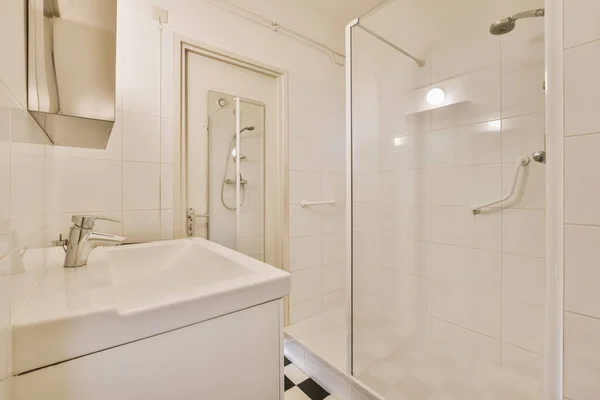 Interiér Moderní Koupelny Sprchou Umyvadlem Minimálním Stylu Bytě — Stock fotografie