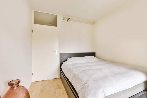 Komfortowe Łóżko Znajduje Się Pobliżu Świecące Współczesnej Sypialni Małym Oknem — Zdjęcie stockowe