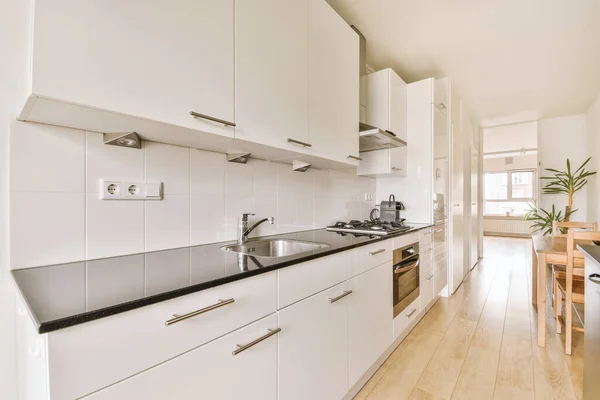 Amplio Ático Apartamento Con Mesa Comedor Sillas Cerca Cocina Abierta — Foto de Stock