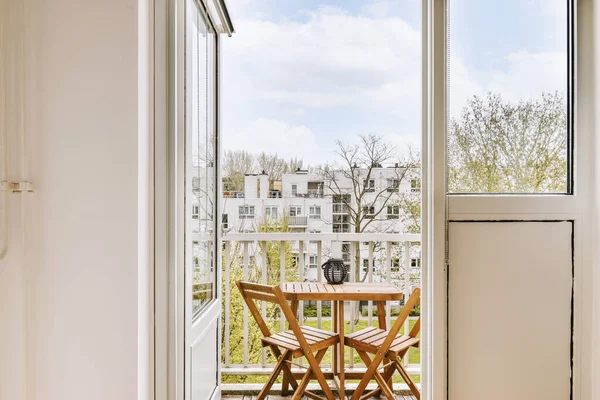 Eski tuğlalı binaların ve bisikletli arabaların ön manzarası küçük balkondan tırabzanlara kadar uzanıyor.