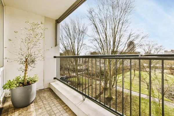 Eski tuğlalı binaların ve bisikletli arabaların ön manzarası küçük balkondan tırabzanlara kadar uzanıyor.