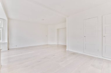 Lüks bir evde rahat ve ferah boş bir oda.