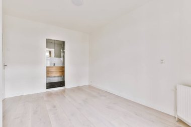 Lüks bir evde rahat ve ferah boş bir oda.