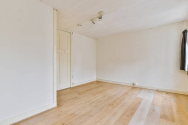 Lüks bir evde rahat ve ferah boş bir oda.