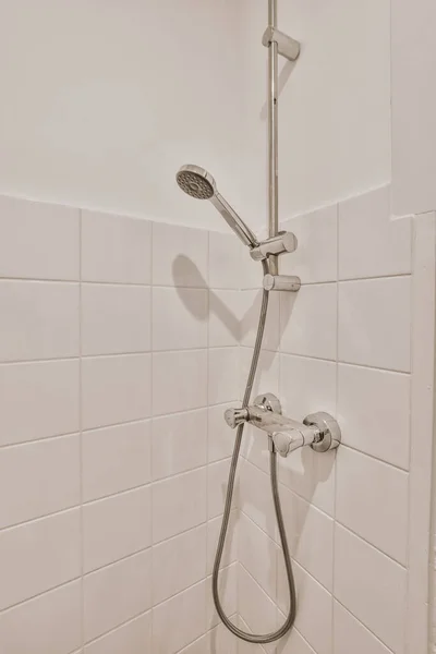 Partisi Kaca Antara Tekan Shower Dan Dinding Menggantung Toilet Kamar — Stok Foto