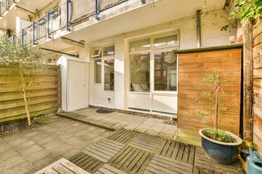 Tahta çitleri olan basit, boş bir avlu.