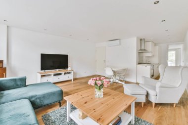 Geniş pencereli, ahşap kanepeli, dolaplı ve televizyonlu modern minimalist oturma odasının iç tasarımı beyaz duvara yerleştirilmiş.