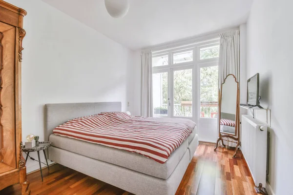 Yatak Odasının Tasarımı Yatak Odası Ahşap Gardırop Modern Dairenin Penceresinin — Stok fotoğraf