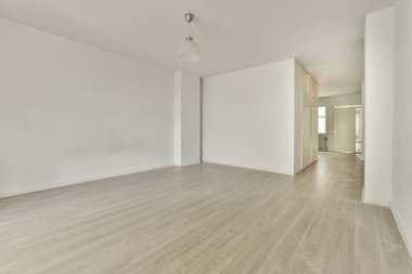 Büyük balkon pencereli, perdeli ve ahşap parke zeminli boş beyaz odanın içi.