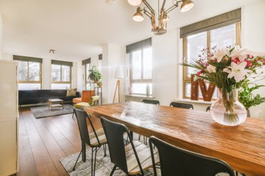 Yastıkları olan rahat bir kanepe. Duvara yaslanmış TV ve dekorasyonlar modern sevgi odasında.