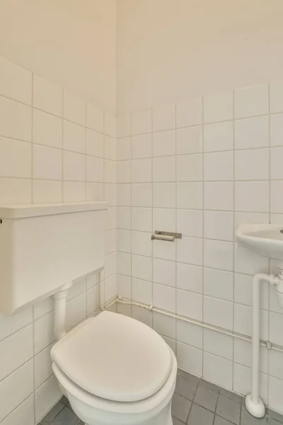 Glasskiljevägg Mellan Duschblandare Och Vägghängd Toalett Modern Toalett Hemma — Stockfoto