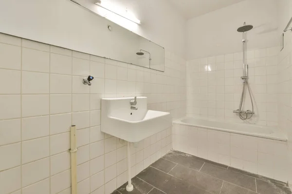 Evdeki Modern Tuvalette Asılı Duran Banyo Musluğu Ile Duvar Arasındaki — Stok fotoğraf