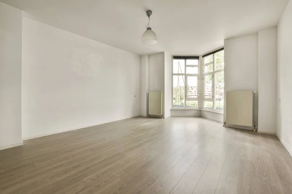 Interior Sala Branca Vazia Com Grandes Janelas Varanda Com Cortinas — Fotografia de Stock