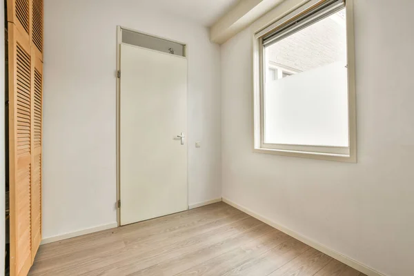 简约风格公寓中带白色墙壁的空旷狭窄走廊及有镜子和地板的衣橱的透视 — 图库照片