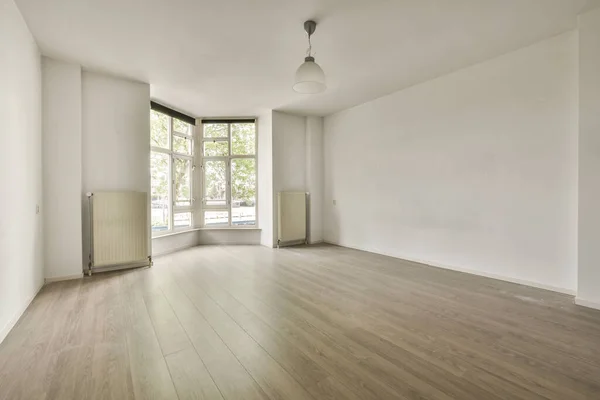带有窗帘和木制地板的大阳台窗户的空白色房间的内部 — 图库照片