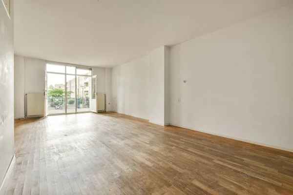 Interior Cocina Blanca Vacía Con Ventanas Suelo Parquet Madera —  Fotos de Stock