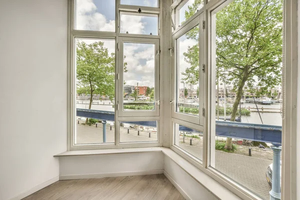 Intérieur Chambre Blanche Vide Avec Grandes Fenêtres Balcon Avec Rideaux — Photo