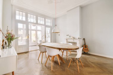 Lüks bir evde modern yemek odası ve güzel bir tasarım.