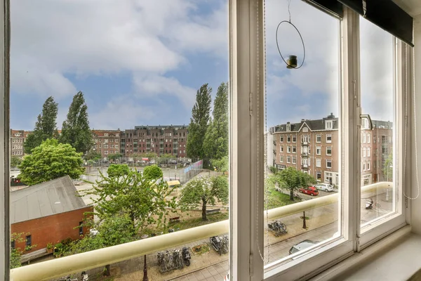 Bequeme Couch Der Nähe Von Teppich Und Tisch Gegen Fenster — Stockfoto