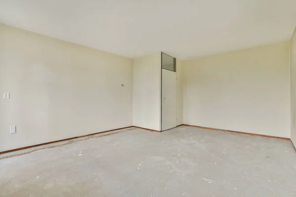 豪华房子里一个舒适宽敞的空房间 — 图库照片