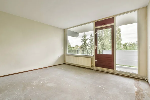 白墙上的塑料窗和散热器 在家里的空灯室里 — 图库照片