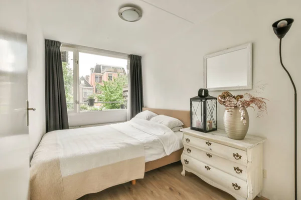现代公寓靠窗的角落布置有床 木衣橱的居室室内设计 — 图库照片