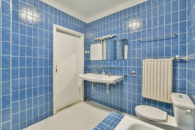 Açık banyo küveti ve duşu olan modern ev iç tasarımı. Tuvaletten bölme duvarıyla ayrılmış.