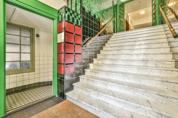 Corridor Van Modern Appartement Met Zwarte Kasten Geopende Deuropening Die — Stockfoto