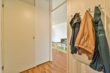 Çağdaş dairenin şık oturma odasındaki kanepe ve televizyonun yanına yerleştirilmiş kare masa.