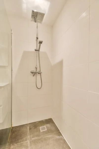 Açık Banyo Küveti Duşu Olan Modern Tasarımı Tuvaletten Bölme Duvarıyla — Stok fotoğraf