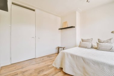 Yatak odasının iç tasarımı, yatak odası ve ahşap gardırop modern dairenin penceresinin kenarına yerleştirilmiş.