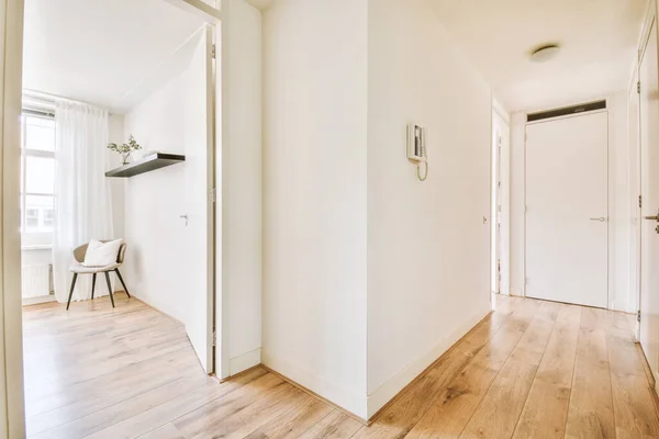 통로와 현대식 아파트 응접실 방으로 연결되어 — 스톡 사진