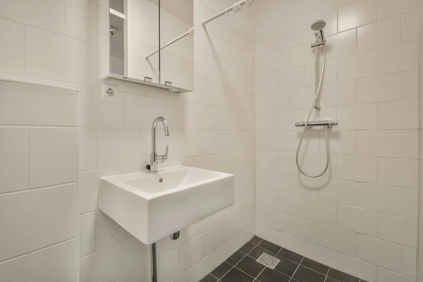 ボタンの下のベージュの壁に設置されたモダンなトイレと家の光のトイレの棚 — ストック写真