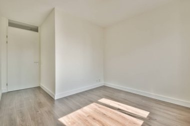 Evdeki boş ışık odasında, beyaz duvardaki plastik pencere ve radyatör.