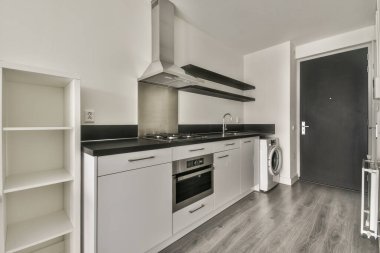 Çağdaş dairenin yemek odasının karşısındaki koltuklar ve masa