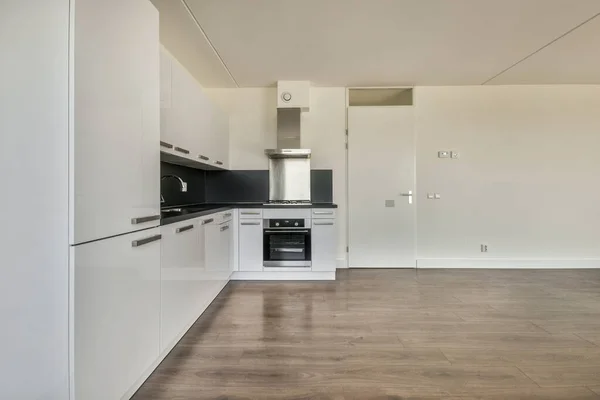 Innenraum Der Leeren Weißen Küche Mit Fenstern Und Parkettboden — Stockfoto