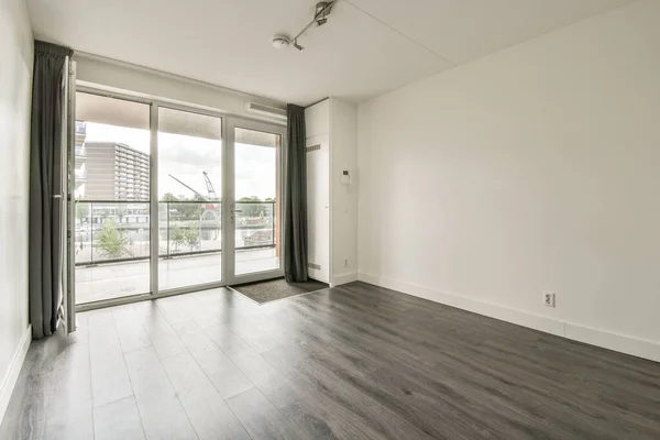 Belső Tér Üres Modern Apartman Geometrikus Kialakítással Bejárati Ajtóval Fehér — Stock Fotó
