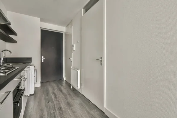 Sofás Mesa Ubicados Contra Comedor Amplia Habitación Apartamento Contemporáneo —  Fotos de Stock