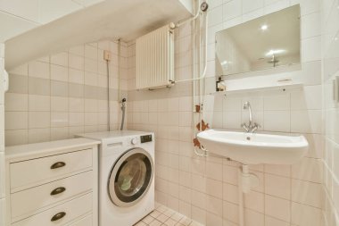 Duşlu ve mermer duvarlı çağdaş banyonun iç mimarisi.