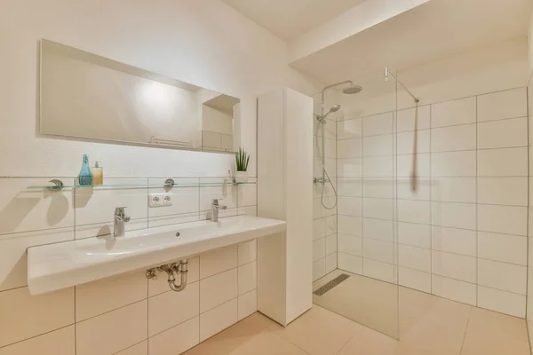 Design Interiores Casa Moderna Banheiro Branco Com Banheira Aberta Chuveiro — Fotografia de Stock