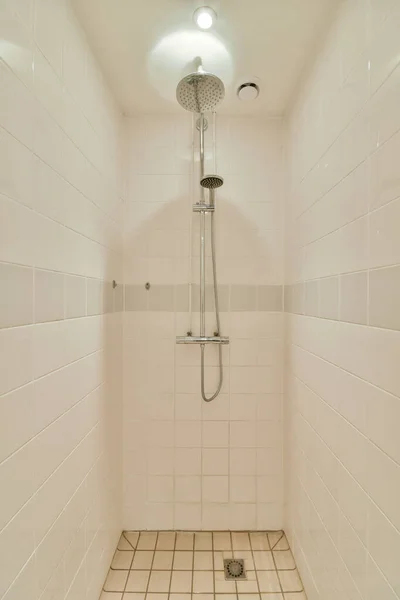 Інтер Сучасної Ванної Кімнати Душем Мармуровими Стінами Мінімальному Стилі — стокове фото