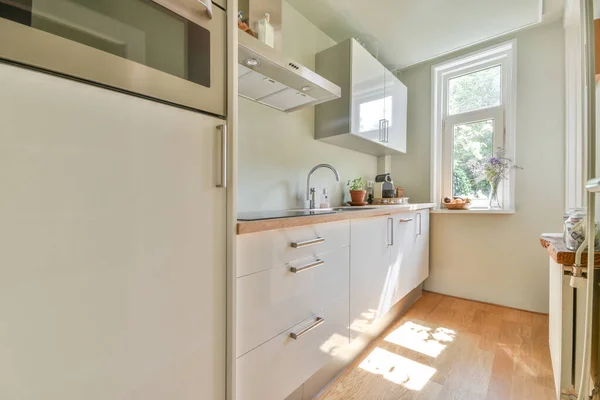 Хорошо Организованная Небольшая Домашняя Кухня Раковиной Окном Легкой Мебелью Плитой — стоковое фото