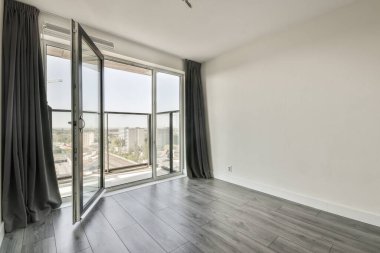 Koridoru ve ahşap parke zemini olan boş beyaz mutfağın içi.