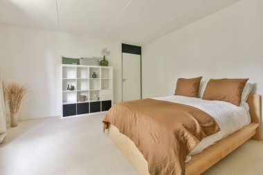 Güzel tasarlanmış lüks bir yatak odası.