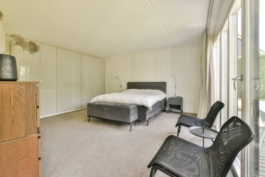 Rahat yatak, sıcak yorgan, yatak odasında. Mutfağa açılan cam kapının yanında.