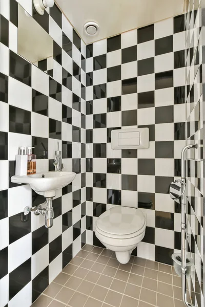 Ντουλάπι Βάσης Νεροχύτη Και Ντουλαπάκι Καθρέπτη Λευκό Πλακάκι Μπάνιο Τουαλέτα — Φωτογραφία Αρχείου