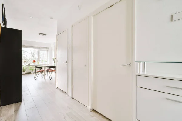 Narrow Corridor White Walls Doors Leading Spacious Room Windows Parquet — Stock Photo, Image